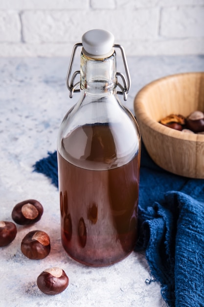 Zelfgemaakte kastanje siroop in fles