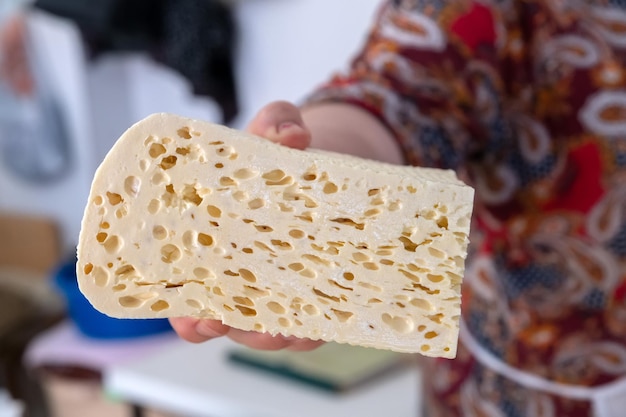 Zelfgemaakte Kaukasische kaas of Bryndza in plakjes gesneden op de lokale markt