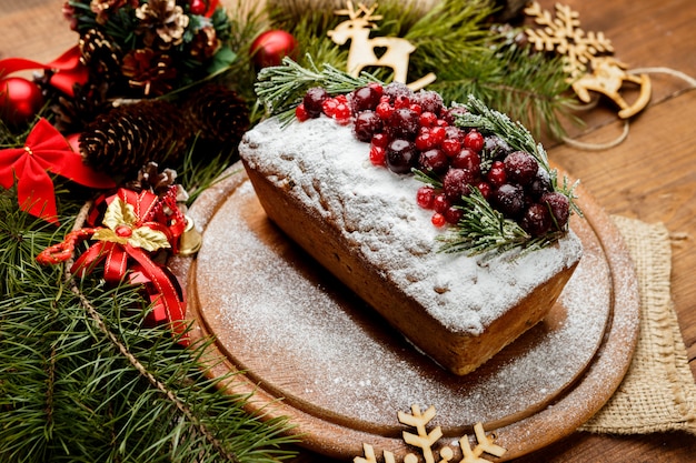 Zelfgemaakte kerst cake met wilde bessen