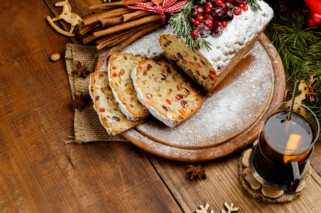 Zelfgemaakte kerst cake met wilde bessen