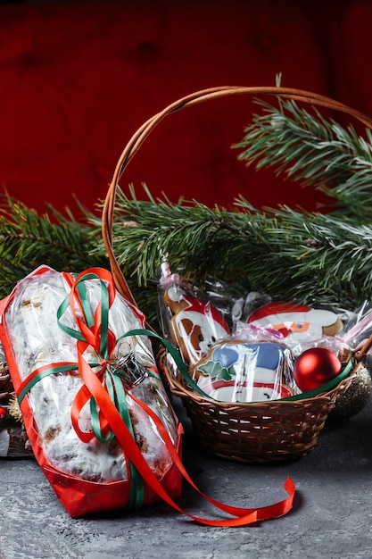 Zelfgemaakte kerstcake versierd met peperkoekkoekjes