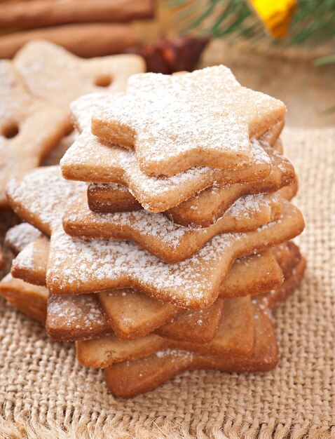 Zelfgemaakte kerstkoekjes bestrooid met poedersuiker