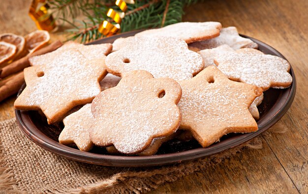 Zelfgemaakte kerstkoekjes bestrooid met poedersuiker