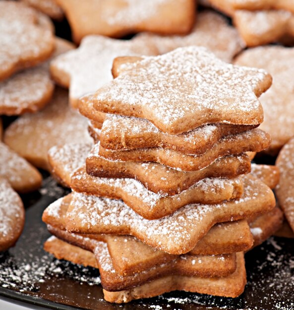 Zelfgemaakte kerstkoekjes bestrooid met poedersuiker