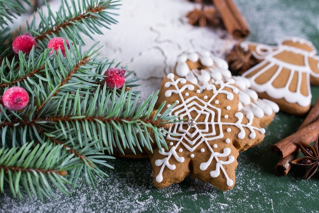 Zelfgemaakte kerstkoekjes met decor op groene ondergrond