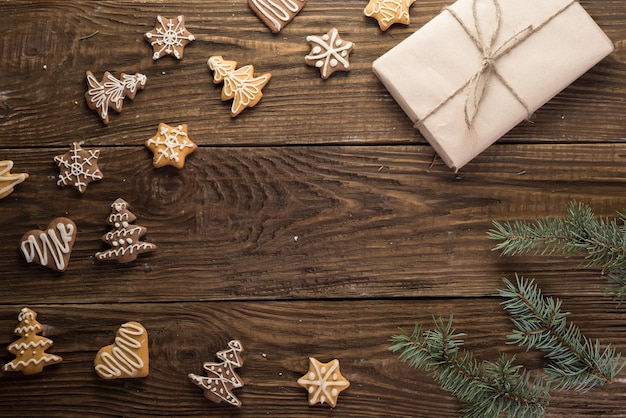 Zelfgemaakte kerstkoekjes op houten tafel. knutselpapier. bovenaanzicht. tekst.