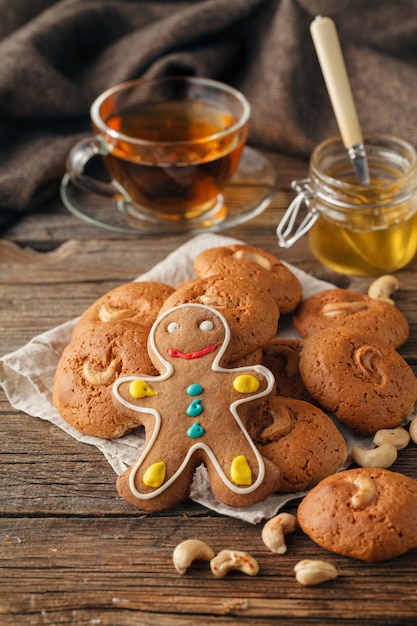 Zelfgemaakte kerstkoekjes op houten tafel