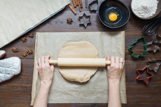 Zelfgemaakte kerstkoekjes op perkament.