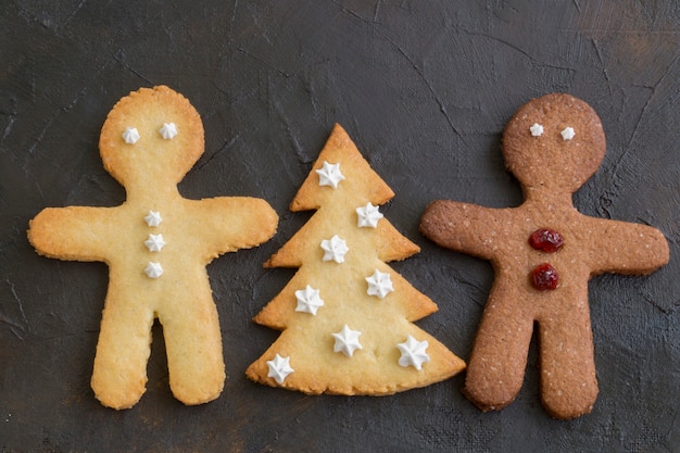 Foto zelfgemaakte kerstkoekjes van verschillende vormen