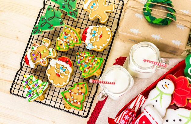 Zelfgemaakte kerstkoekjes versierd met kleurrijke kers.