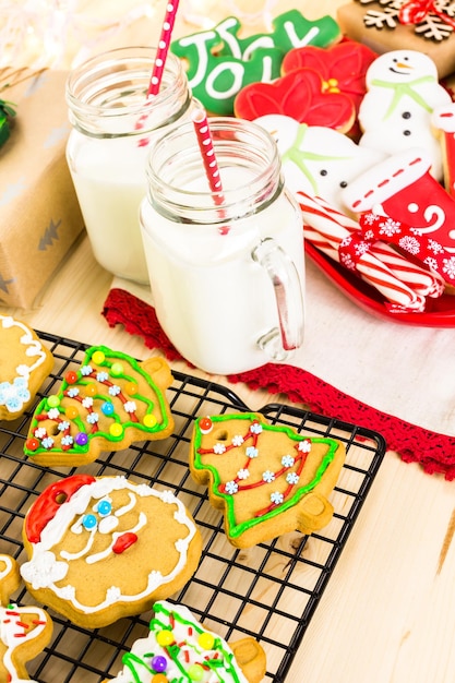 Zelfgemaakte kerstkoekjes versierd met kleurrijke kers.