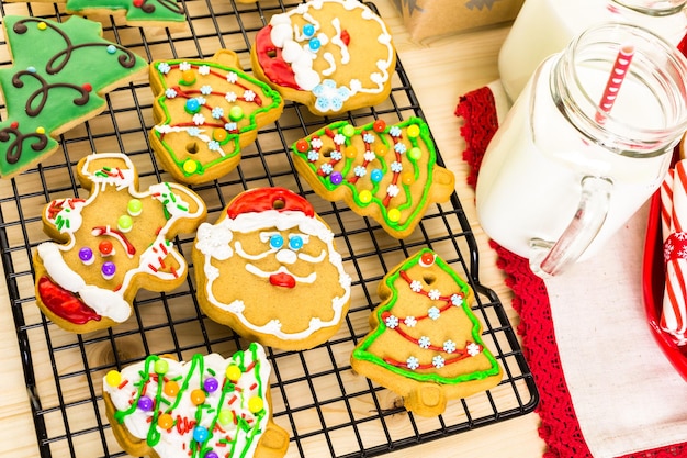 Zelfgemaakte kerstkoekjes versierd met kleurrijke kers.