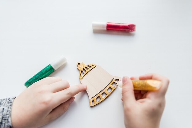 Zelfgemaakte kerstversieringen maken.Kinderen maken decoraties voor de kerstboom of cadeaus. Kerstmis-