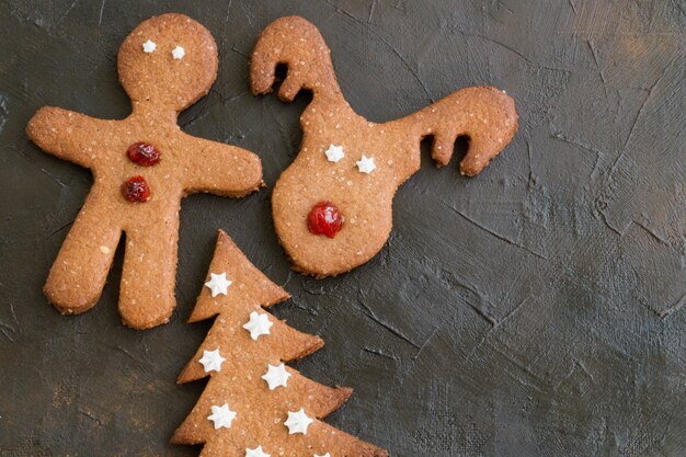 Zelfgemaakte kinderen kerstkoekjes van verschillende vormen