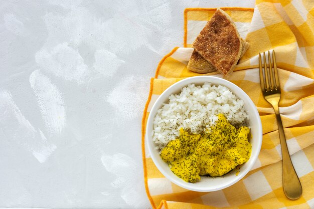 Foto zelfgemaakte kip met kerrie en basmati rijst