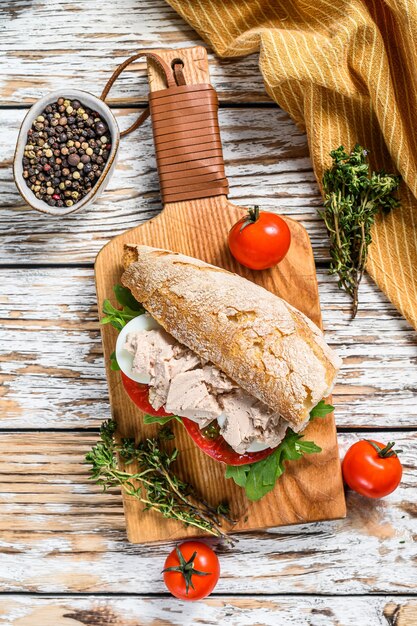 Zelfgemaakte kippenleverpastei met kruiden op ciabattabrood, sandwich