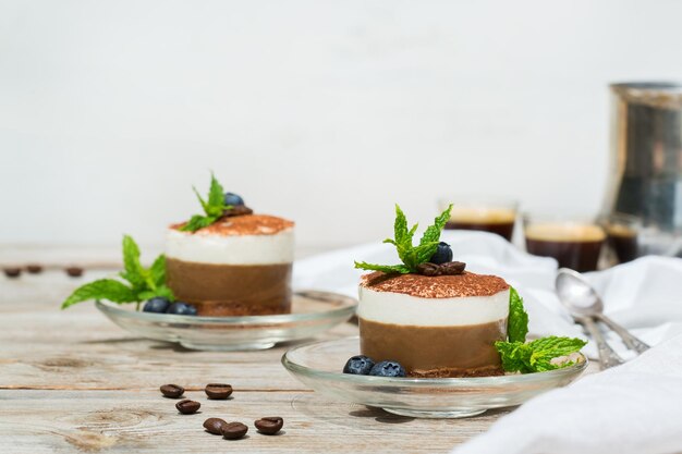 Zelfgemaakte kleine mini koffie en chocolade cheesecake