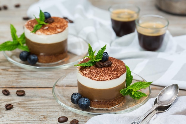 Zelfgemaakte kleine mini koffie en chocolade cheesecake