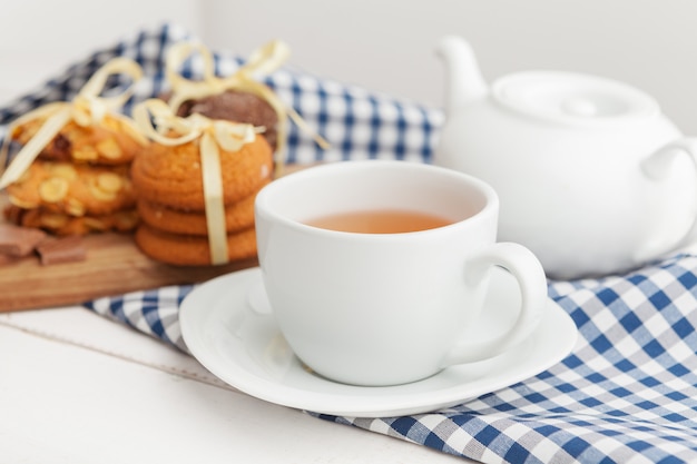 Zelfgemaakte knapperige koekjes en thee op een houten tafel