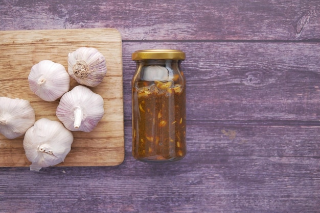 Zelfgemaakte knoflook augurk in een glazen pot op tafel