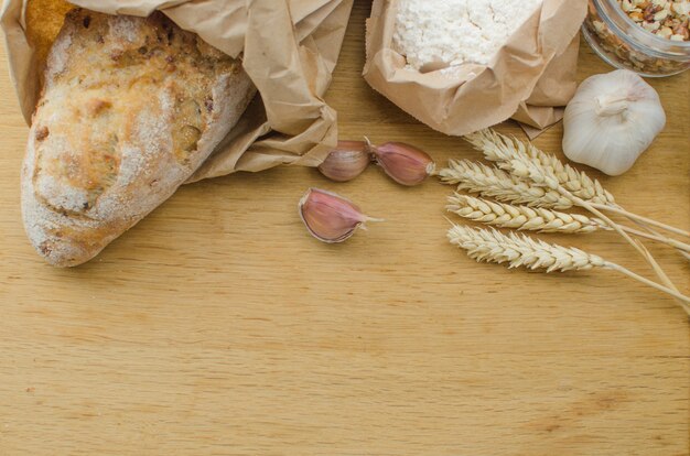 Zelfgemaakte knoflook moer brood op een donkere houten achtergrond