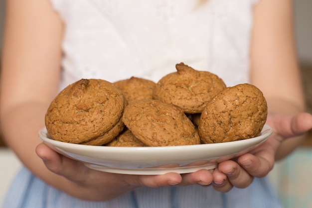 Zelfgemaakte koekjes in de hand van een meisje, zelfgemaakte taarten