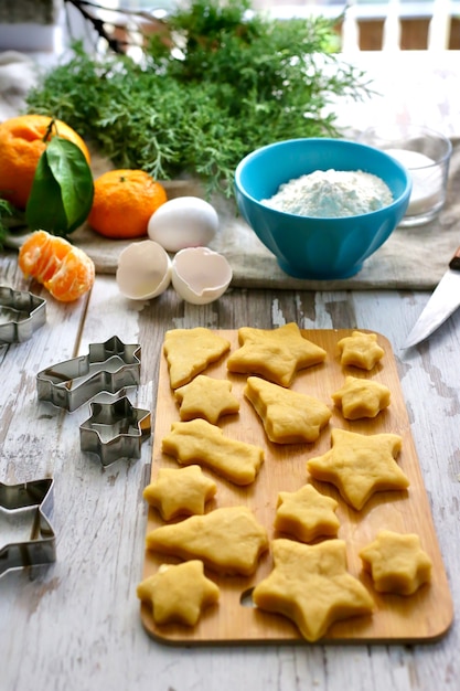 Foto zelfgemaakte koekjes maken in de keuken