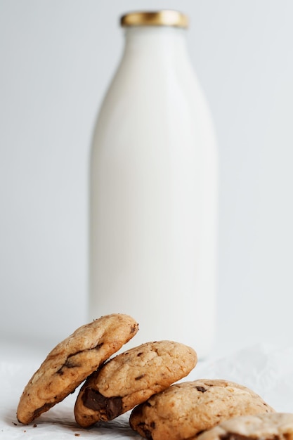 Zelfgemaakte koekjes met chocolade op de achtergrond van een fles melk