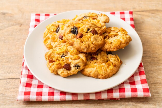 zelfgemaakte koekjes met cornflake rozijn en amandelen