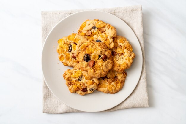 zelfgemaakte koekjes met cornflake rozijnen en amandelen