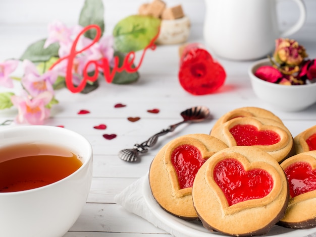 Zelfgemaakte koekjes met een rode jam hart Valentijnsdag