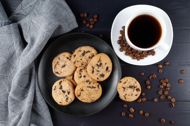 Zelfgemaakte koekjes met koffie op tafel