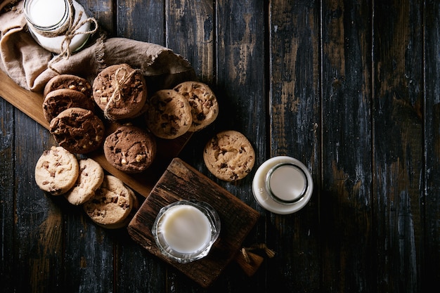 Zelfgemaakte koekjes met melk