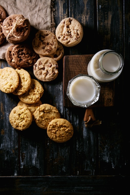 Zelfgemaakte koekjes met melk