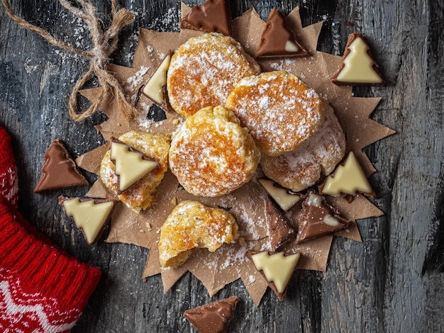 Zelfgemaakte koekjes met poedersuiker en kerstchocolade Kerstbomen bovenaanzicht