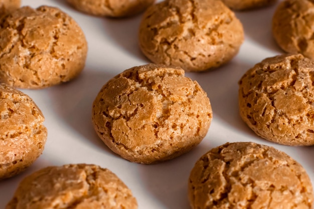 Zelfgemaakte koekjes met scheuren close-up dessert bakken