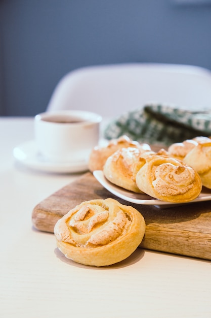 Zelfgemaakte koekjes met suiker en meringue. Zelfgemaakte rozen Cookies