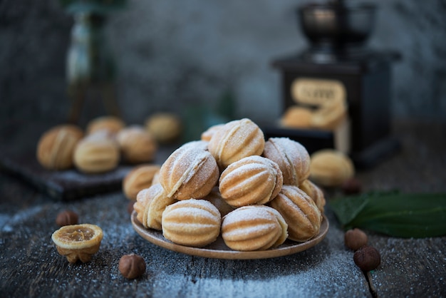 Zelfgemaakte koekjes, noten met gecondenseerde melk.