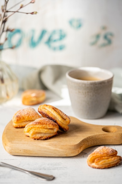 Zelfgemaakte koekjes op een houten bord met een kopje koffie