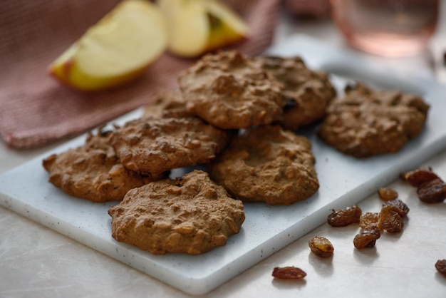 Foto zelfgemaakte koekjes op een witte snijplank