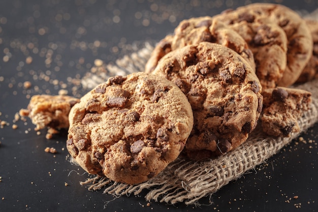 Zelfgemaakte koekjes op een zwarte