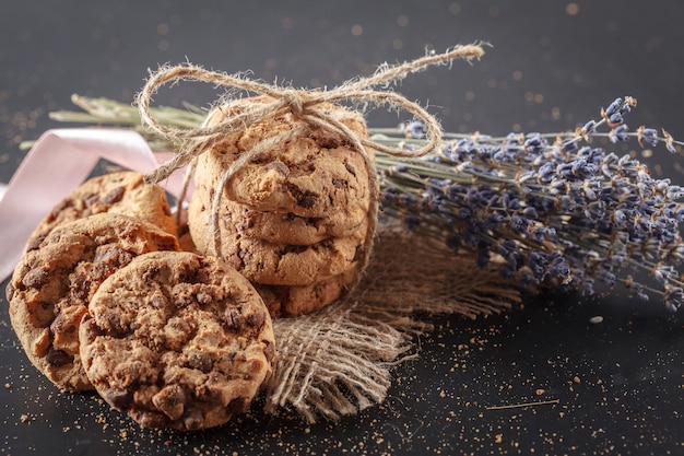 Zelfgemaakte koekjes op een zwarte