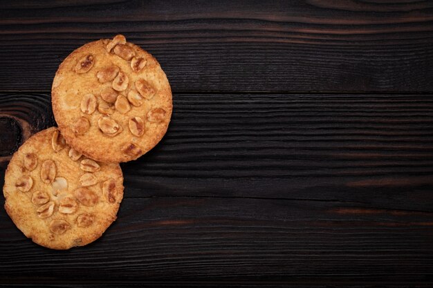 Zelfgemaakte koekjes op houten tafel