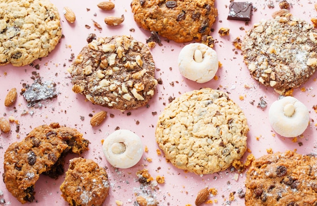 Zelfgemaakte koekjes op roze achtergrond