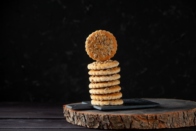 Zelfgemaakte koekjes op rustieke houten tafel. Ruimte voor tekst.