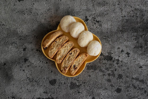 Zelfgemaakte koekjes staan op tafel, bovenaanzicht