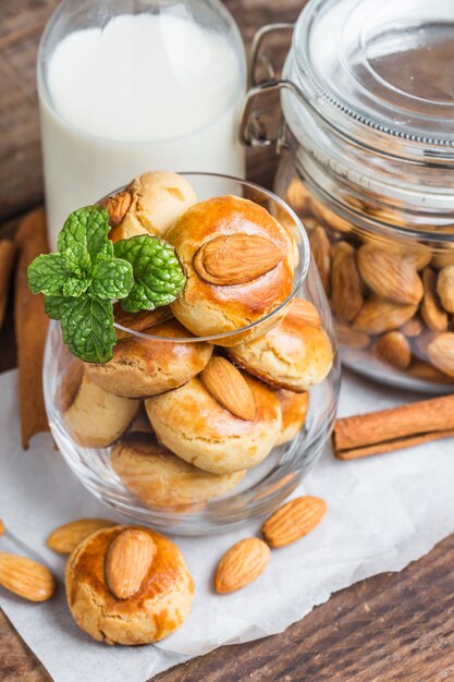 Zelfgemaakte koekjes van de amandel op een armoedige houten tafel achtergrond.