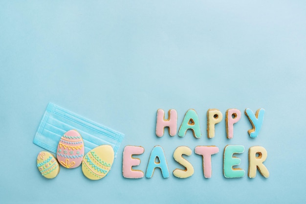 Zelfgemaakte koekjesbrieven in de inscriptie Happy Easter Cookies in de vorm van beschilderde eieren