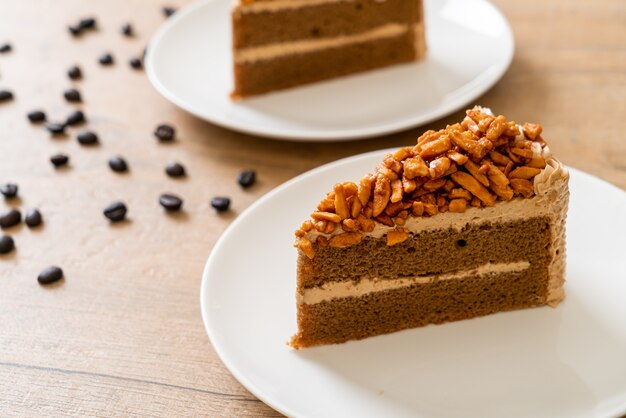 zelfgemaakte koffie amandelen cake op witte plaat