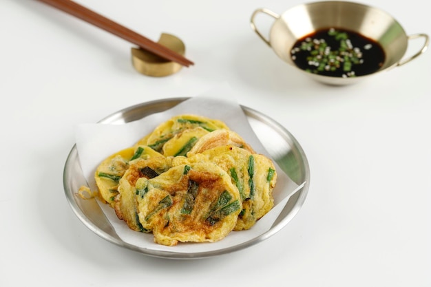 Zelfgemaakte Koreaanse Pajeon lente-ui pannenkoeken met sojasaus en sesamzaad